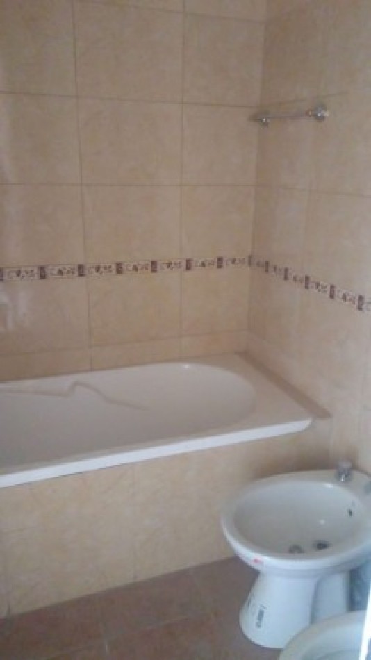 DEPARTAMENTO   3 AMB.  PLANTA BAJA C/JARDIN Y COCHERA (COMPLEJO CERRADO)