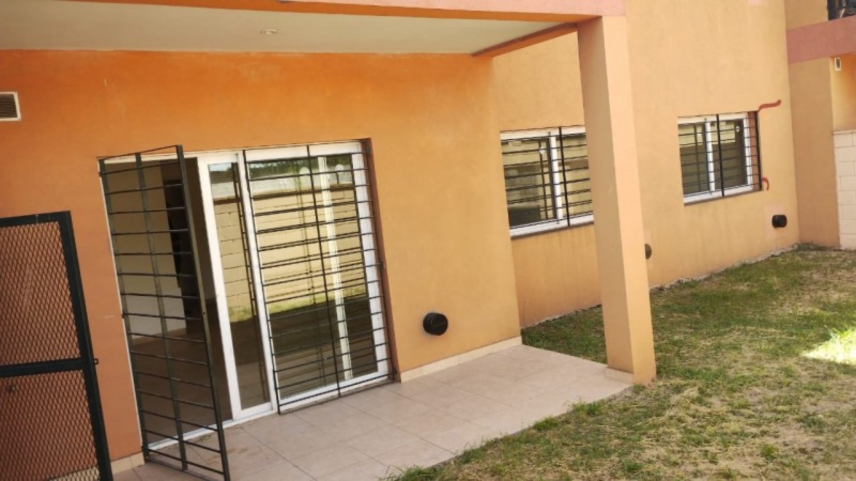 DEPARTAMENTO   3 AMB.  PLANTA BAJA C/JARDIN Y COCHERA (COMPLEJO CERRADO)