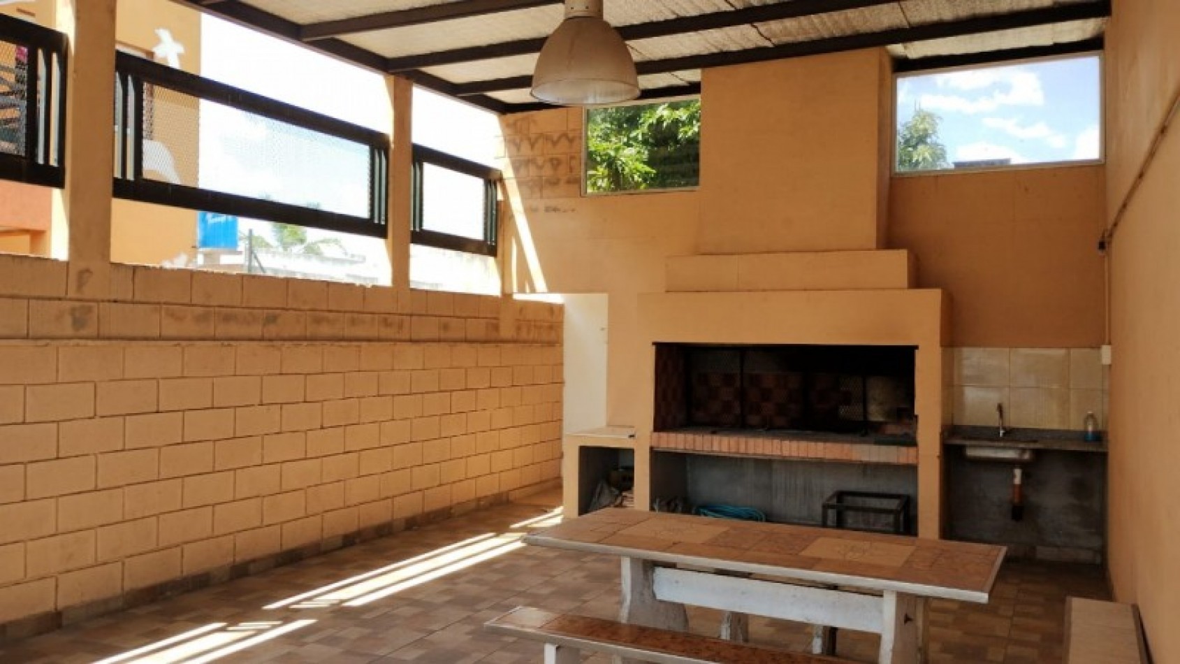 DEPARTAMENTO   3 AMB.  PLANTA BAJA C/JARDIN Y COCHERA (COMPLEJO CERRADO)