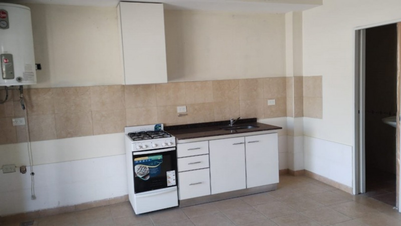 DEPARTAMENTO   3 AMB.  PLANTA BAJA C/JARDIN Y COCHERA (COMPLEJO CERRADO)