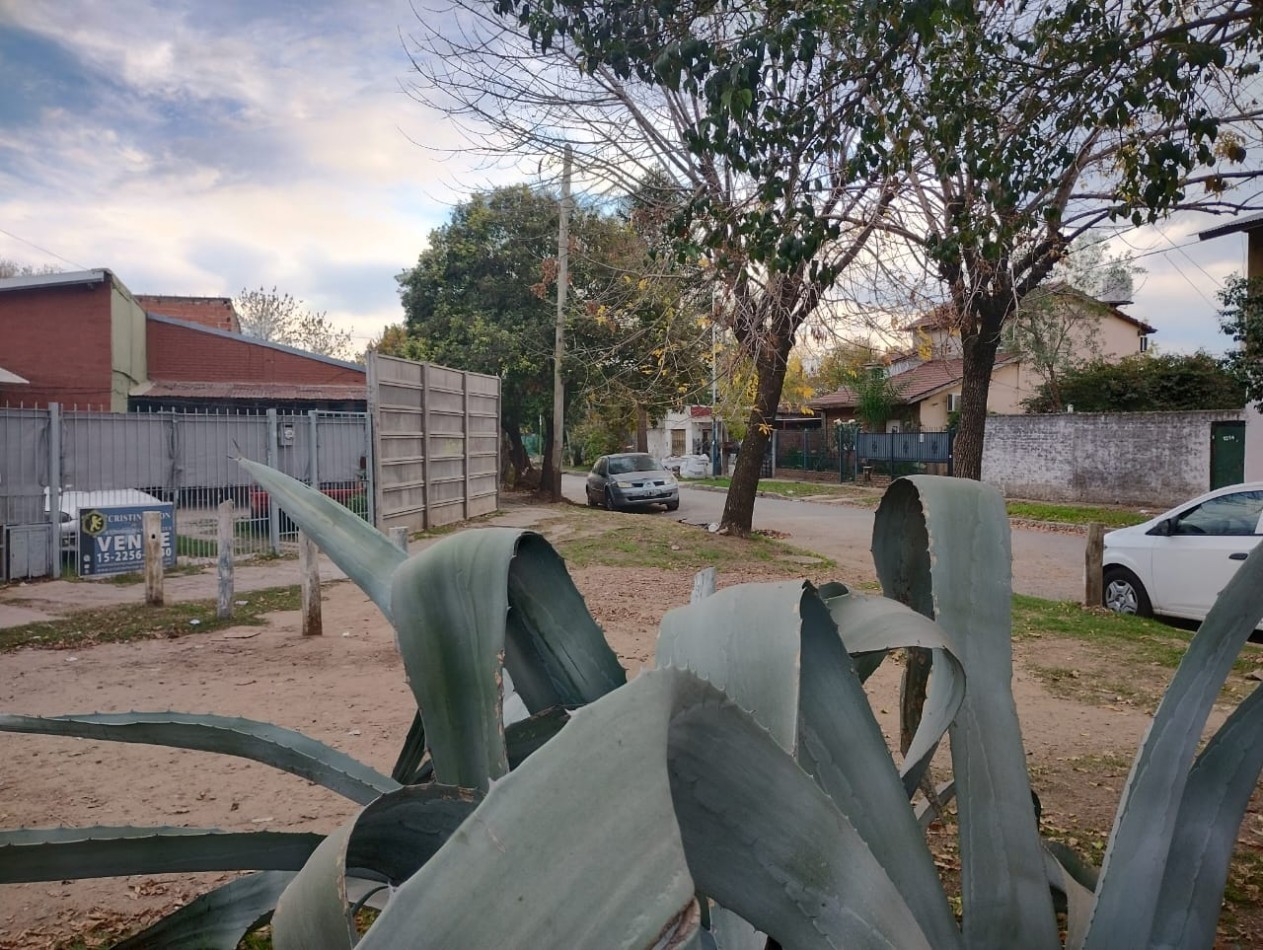 OPORTUNIDAD!!      CASA  4 AMB. C/COCHERA Y JARDIN.