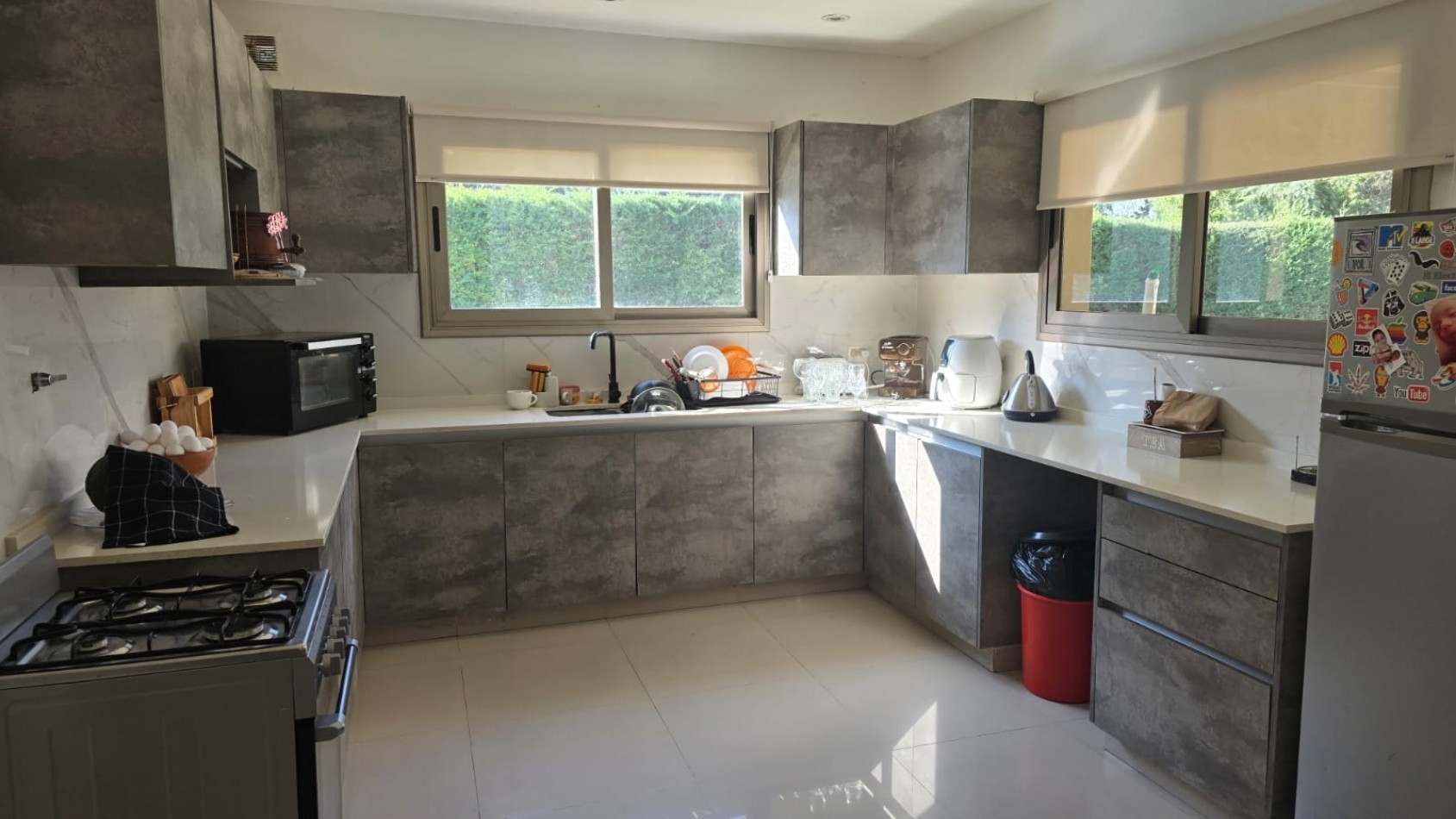 CASA 4 AMB. C/ PARQUE PISCINA QUINCHO Y ENTRADA P/ AUTOS, BARRIO EL CORTIJO