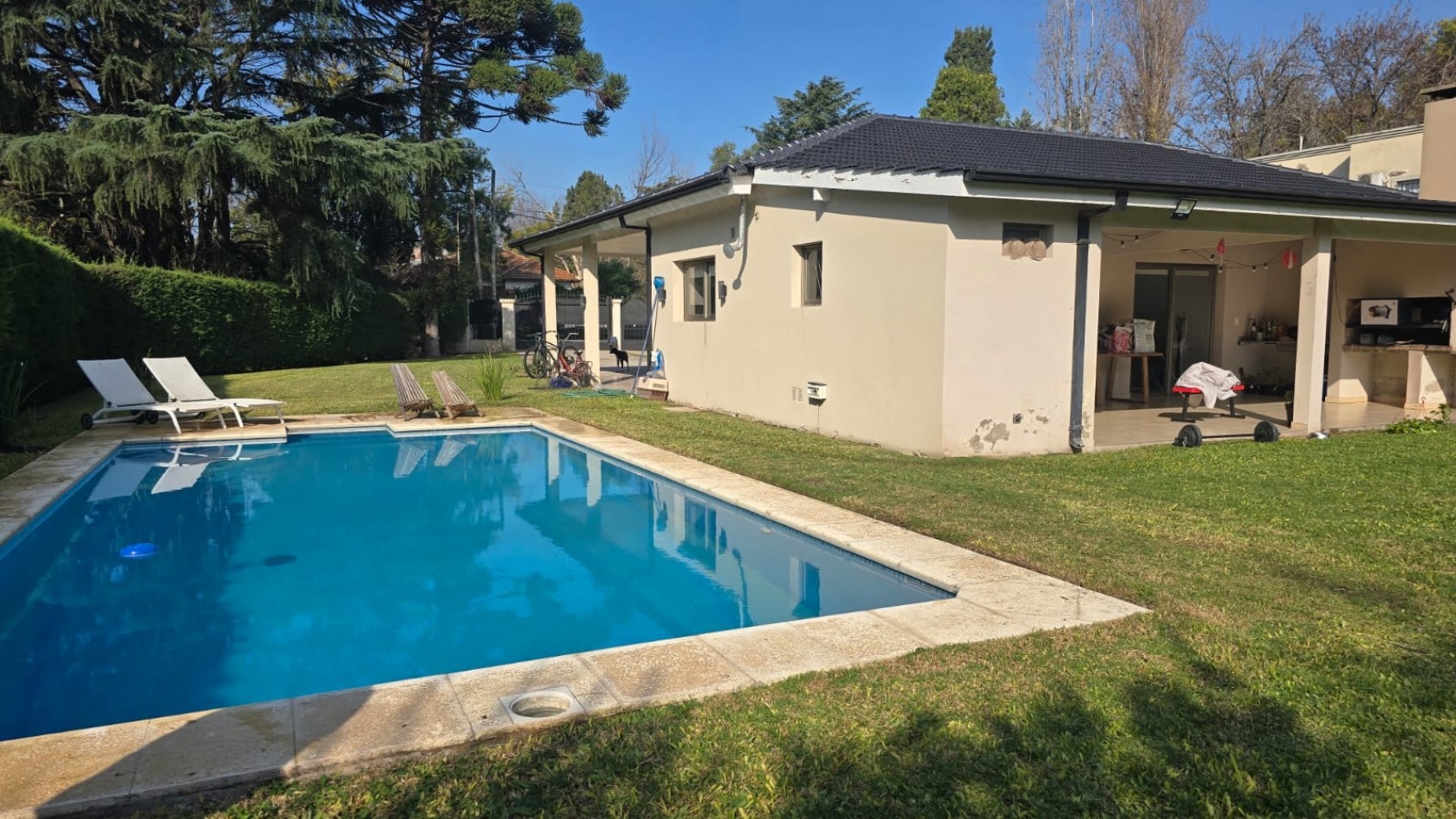 CASA 4 AMB. C/ PARQUE PISCINA QUINCHO Y ENTRADA P/ AUTOS, BARRIO EL CORTIJO