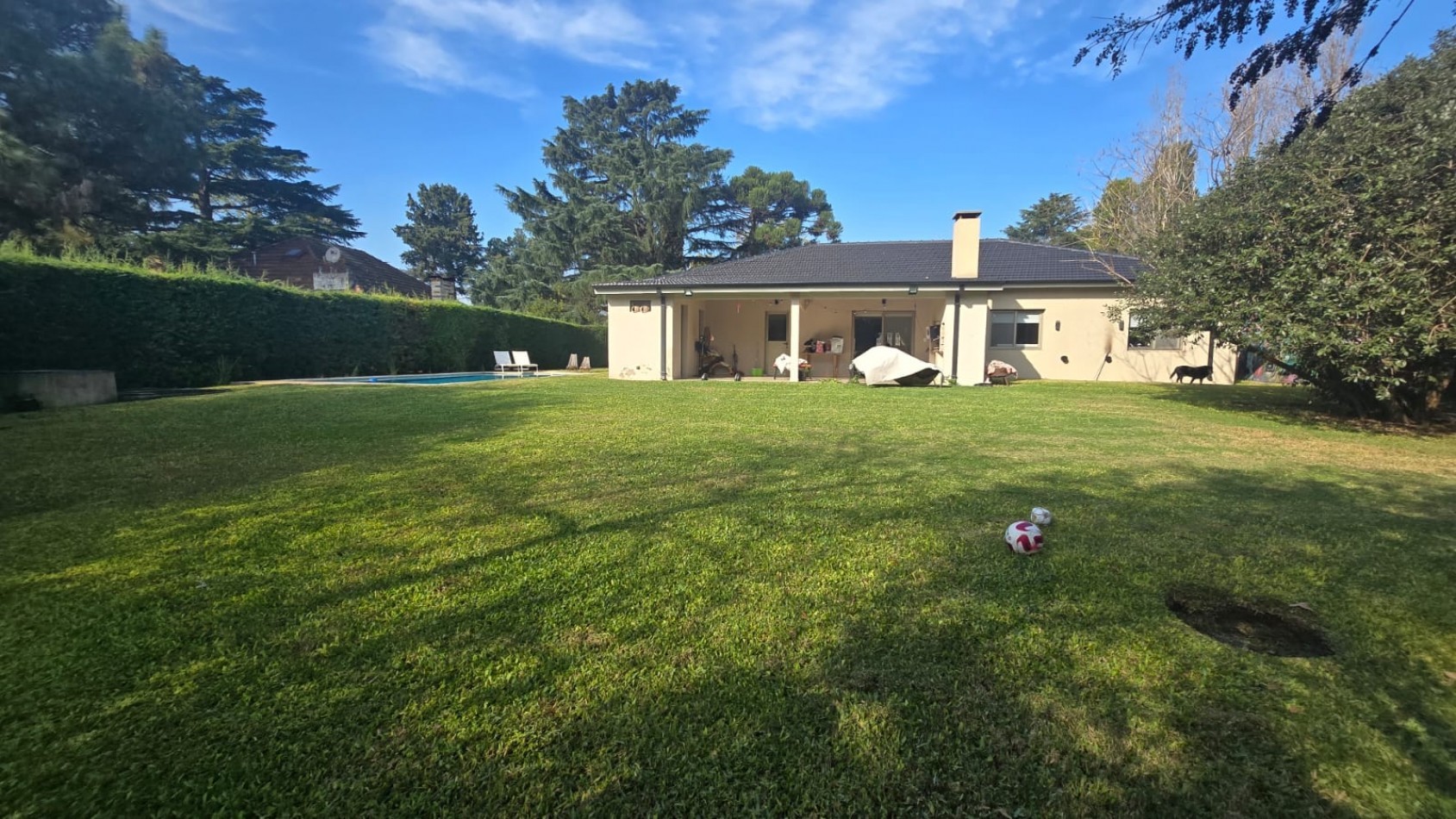 CASA 4 AMB. C/ PARQUE PISCINA QUINCHO Y ENTRADA P/ AUTOS, BARRIO EL CORTIJO