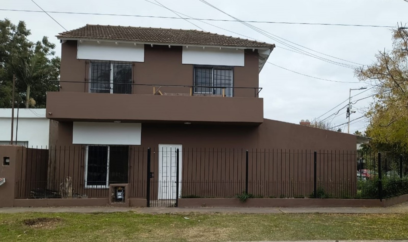 CASA 3 AMB. 2 PLANTAS C/ PARQUE Y ENTRADA DE AUTO