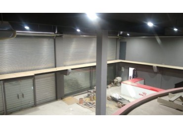LOCAL 300 M2. C/ ENTREPISO / 2 GALPONES / ESPACIO AEREO P/ CONSTRUIR 2 PISOS/ LOTE 700 M2. 