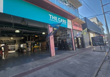 LOCAL 200 M2 C/ ENTREPISO Y DOS OFICINAS